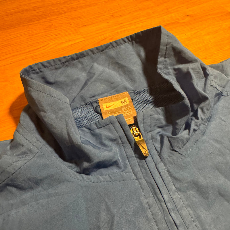 Detailansicht: Sourced limited accessories and clothes Vintage Nike FCE blue track jacket – Logo, Nähte oder Material