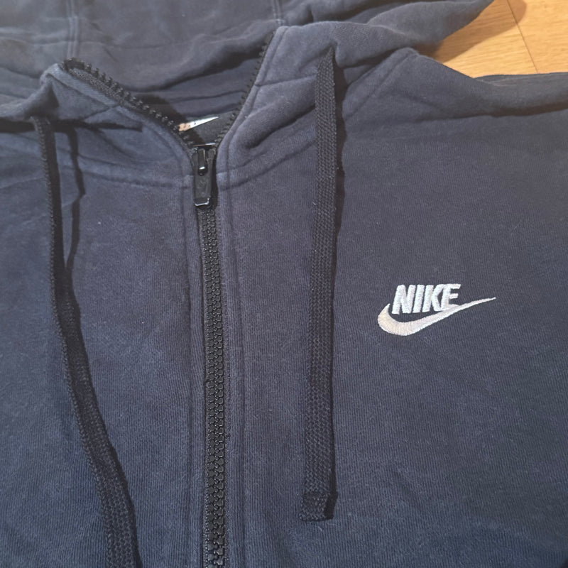Detailansicht: Sourced limited accessories and clothes Vintage Nike SB zipped hoodie – Logo, Nähte oder Material