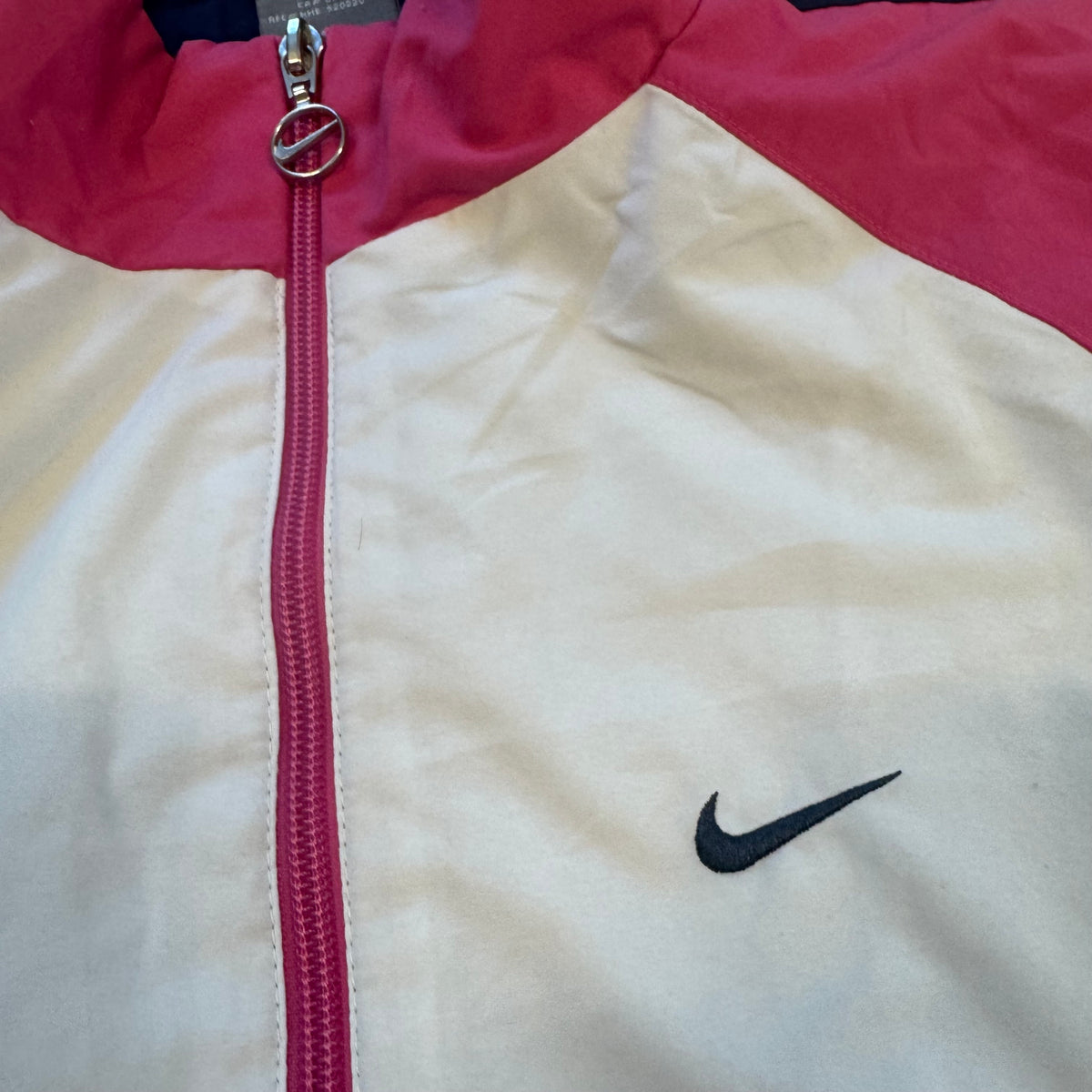 Vintage Nike white and pink track jacket – Close-up 1