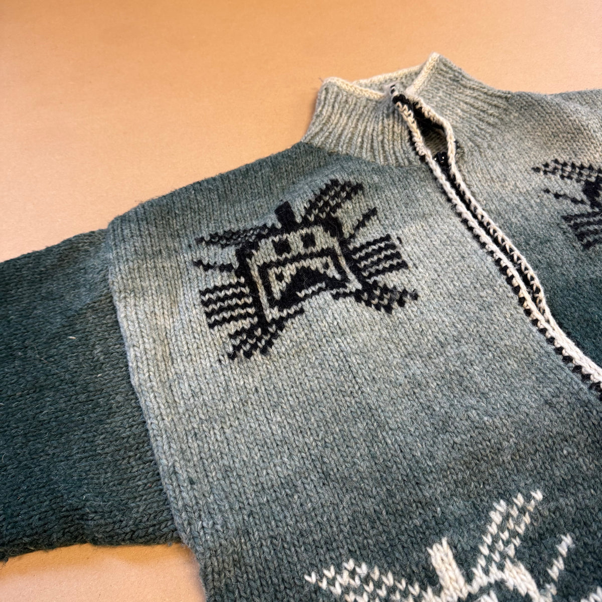 Vintage patterns knitted jacket – Close-up 1