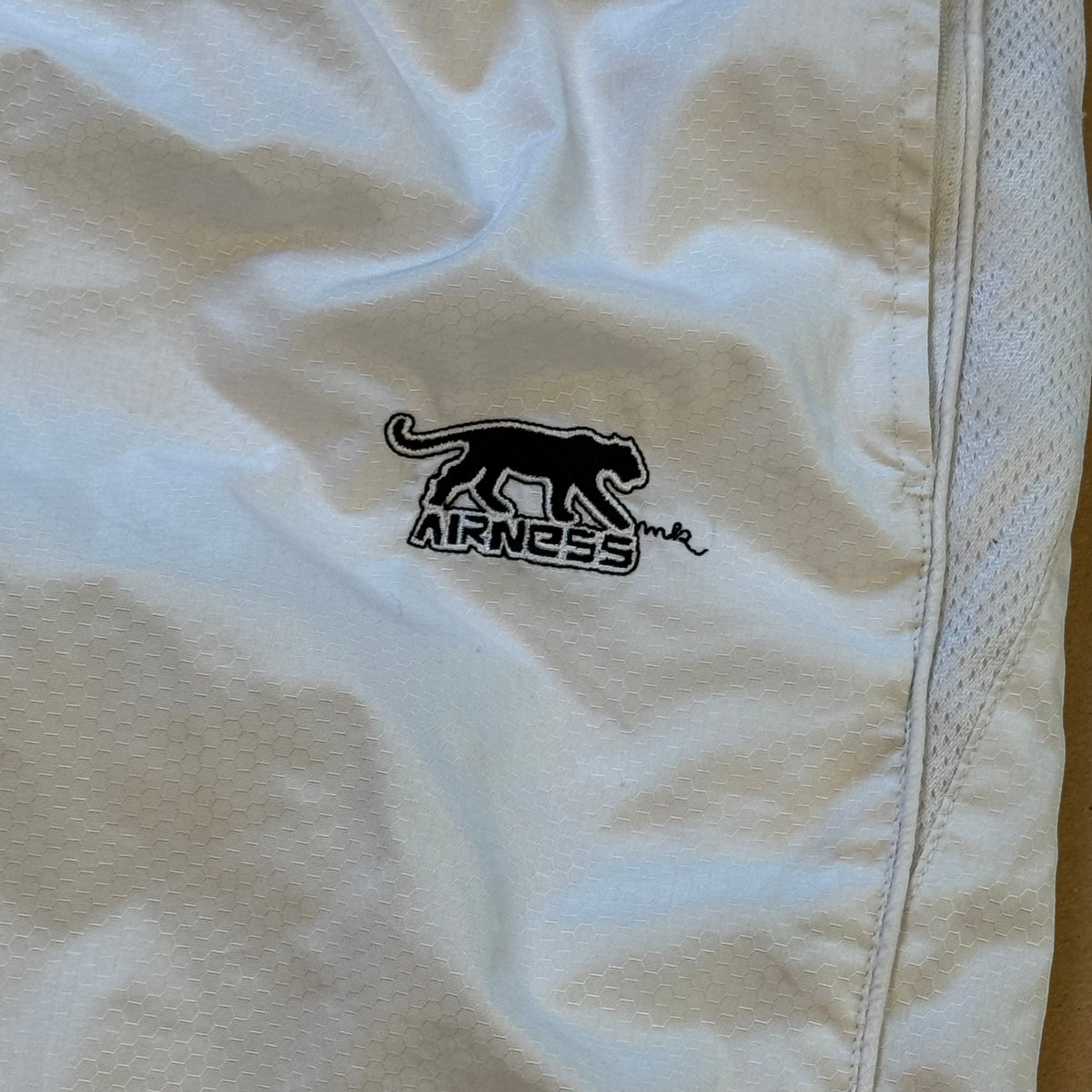 Vintage plain white Airness track pants – Close-up 1