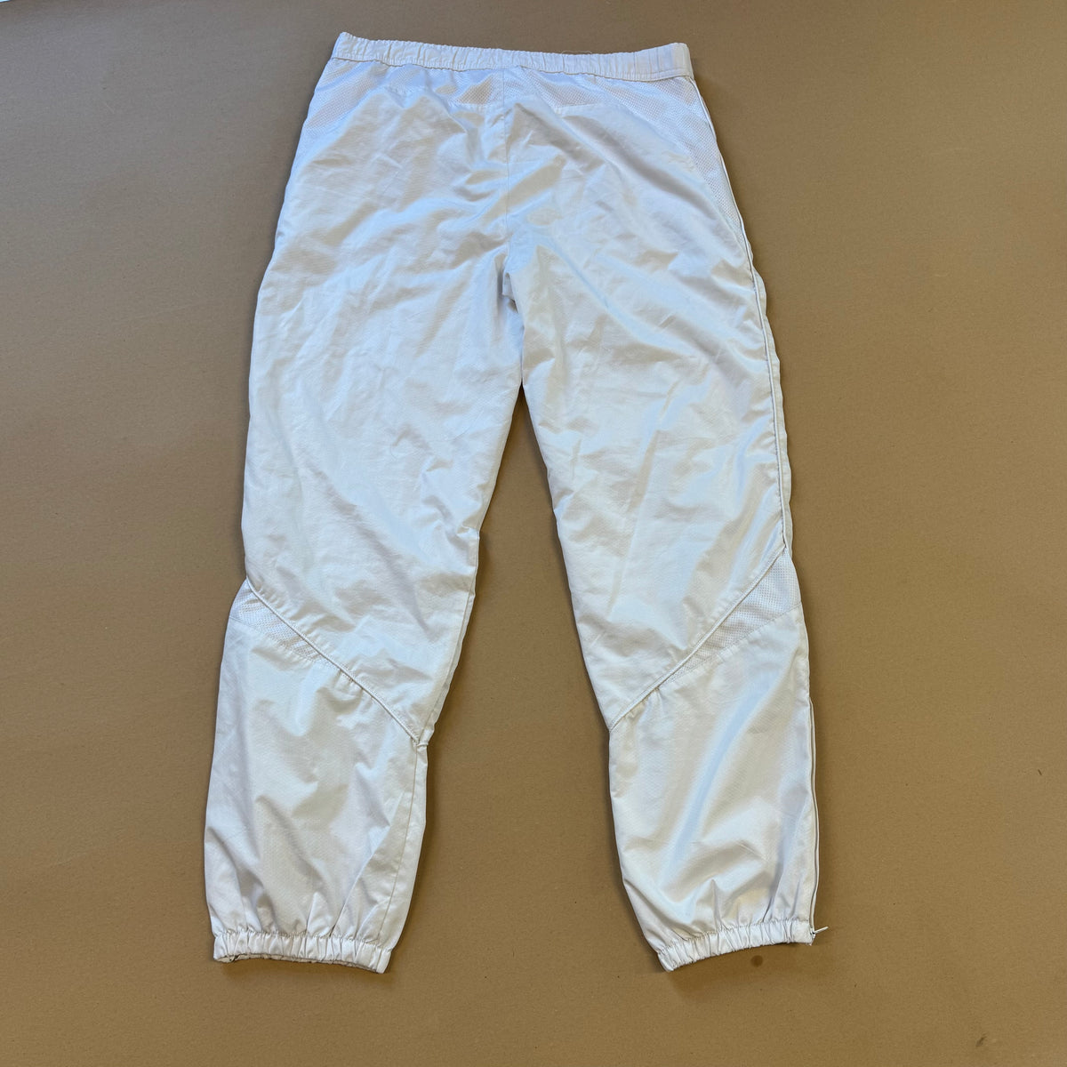 Vintage plain white Airness track pants – Close-up 3