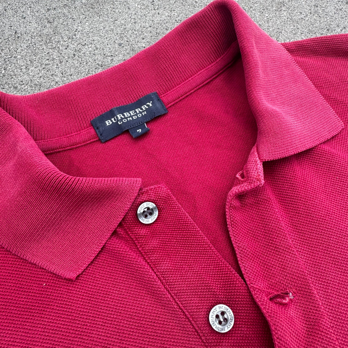 Vintage red Burberry London poloshirt – Close-up 1