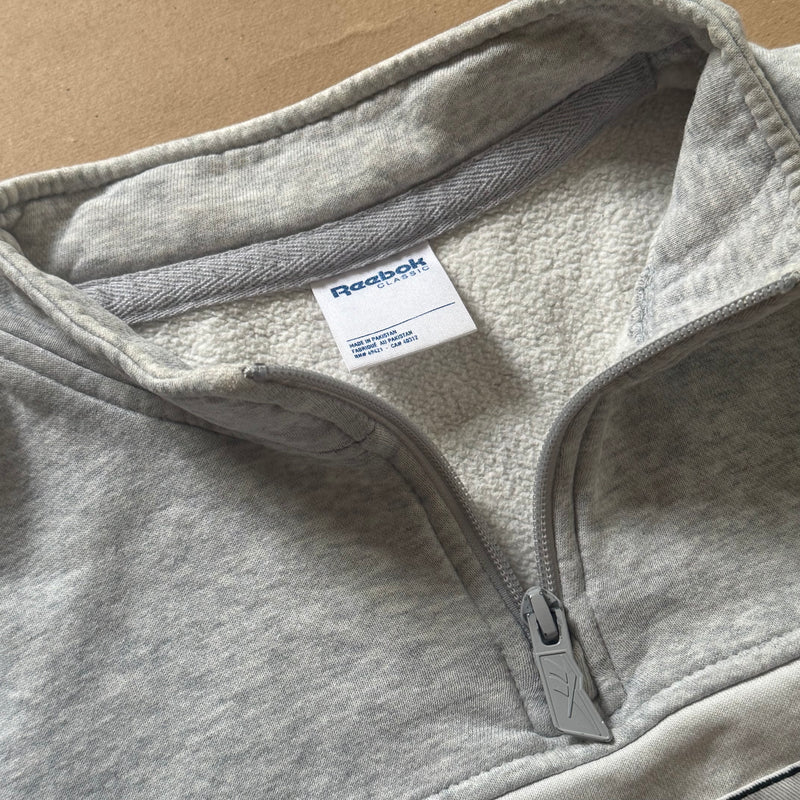 Detailansicht: Sourced limited accessories and clothes Vintage Reebok International sweatshirt – Logo, Nähte oder Material