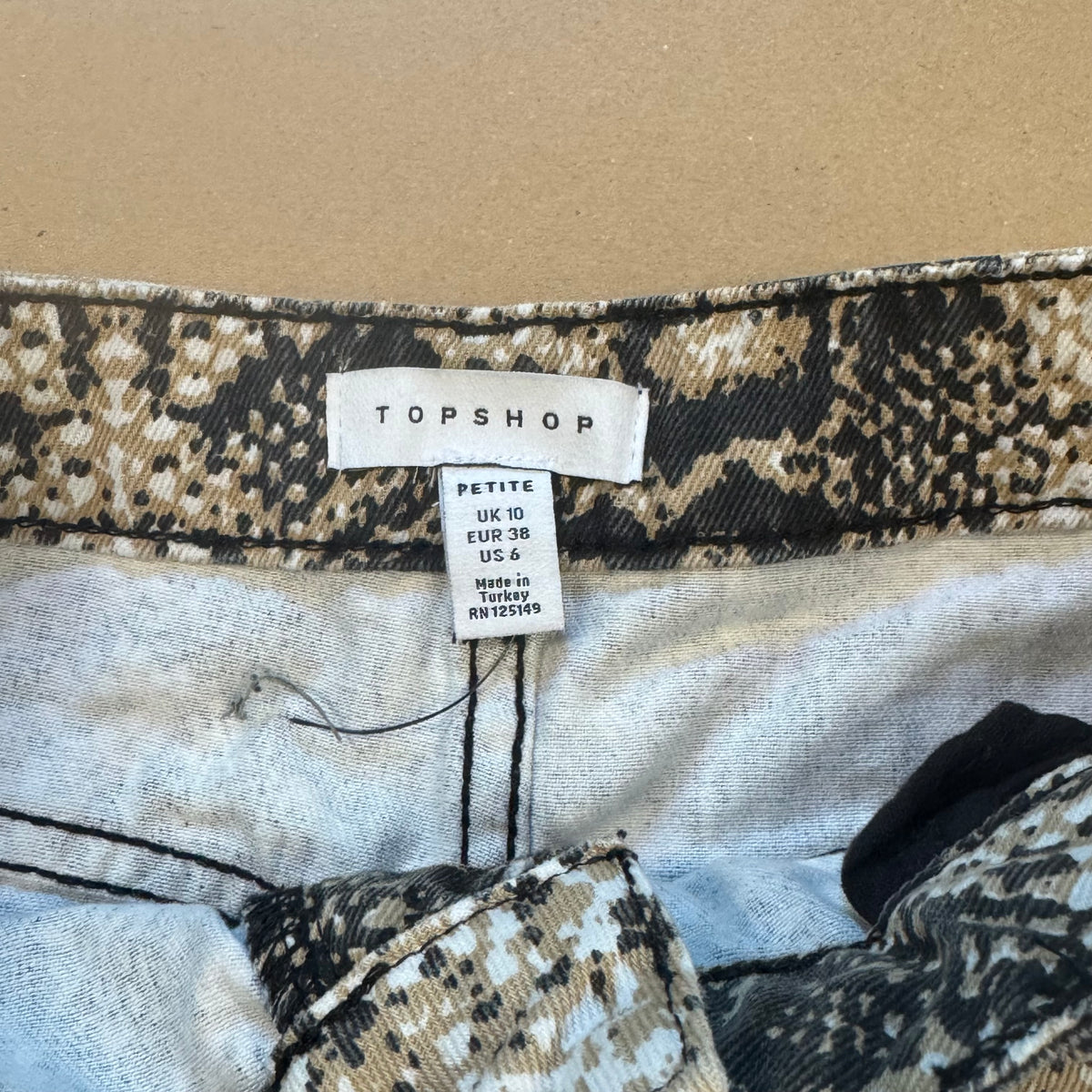 Vintage "snakeskin" women's skirt – Close-up 2