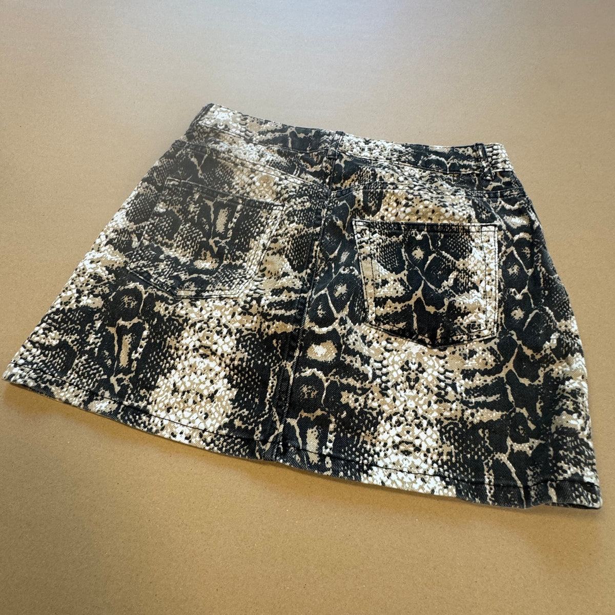 Vintage "snakeskin" women's skirt – Close-up 3