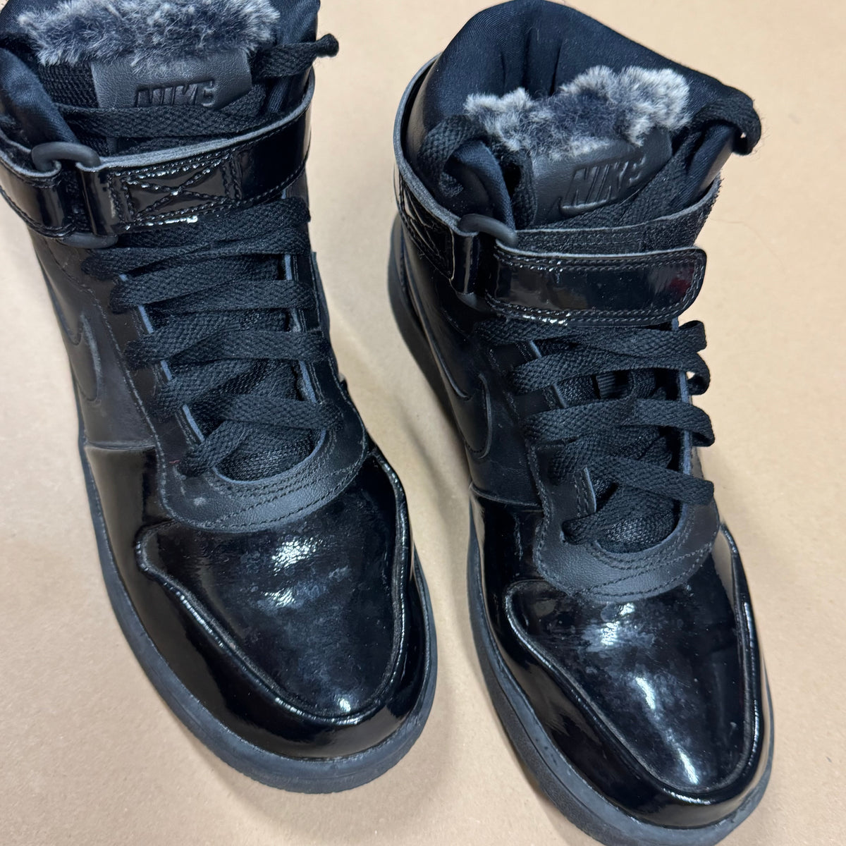 Vintage style Nike SB High sneakers – Close-up 1
