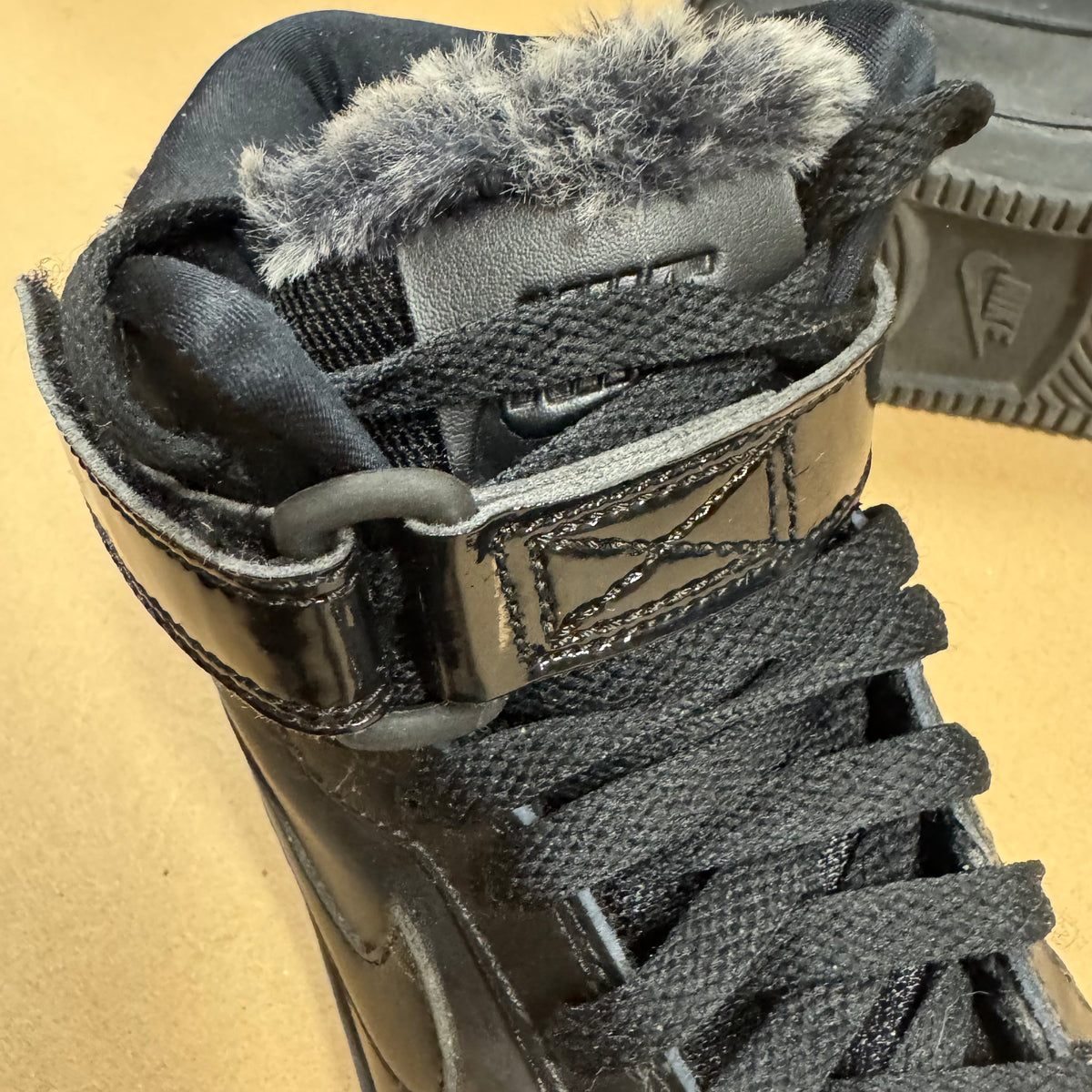 Vintage style Nike SB High sneakers – Close-up 3