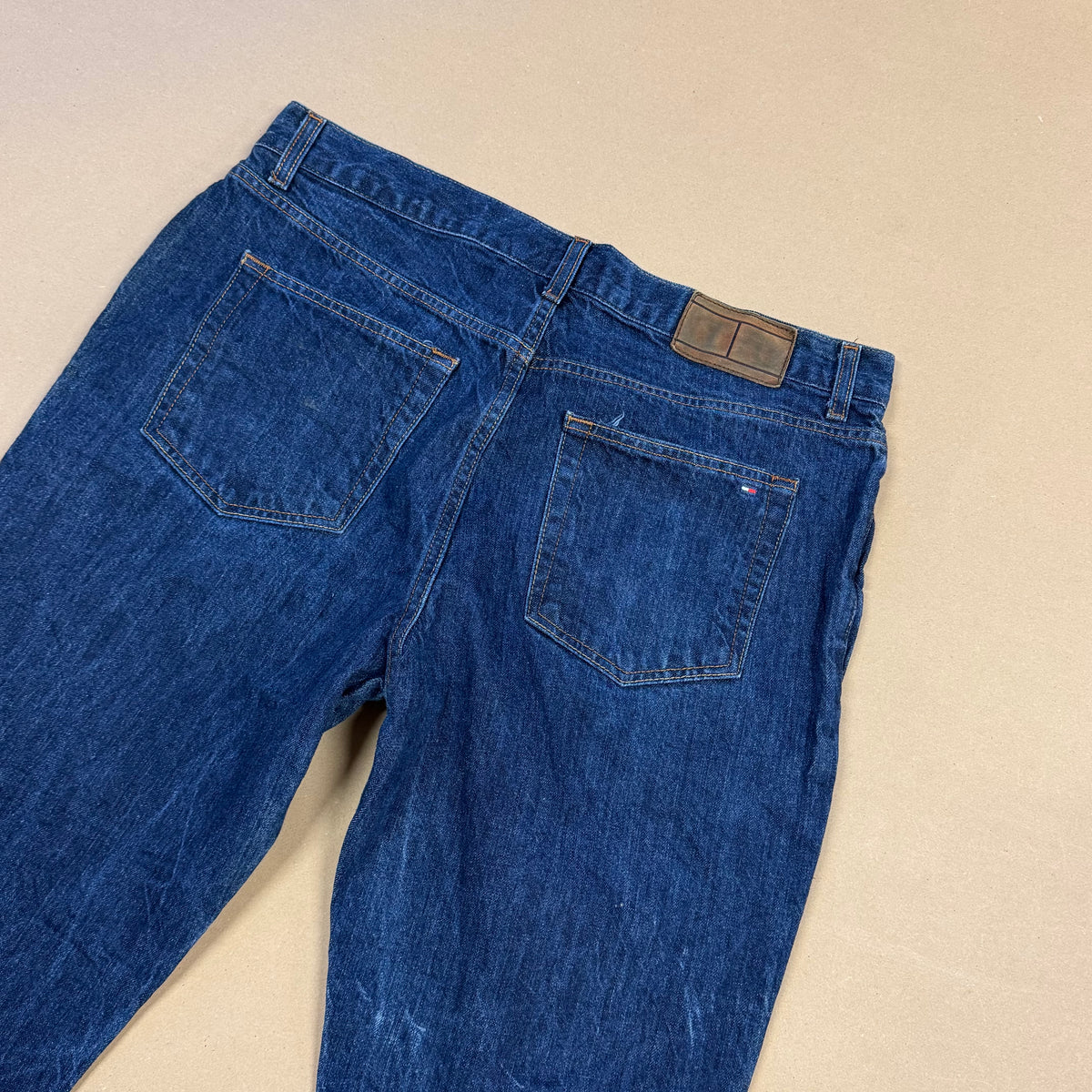 Vintage style Tommy Hilfiger straight leg denim jeans – Close-up 2