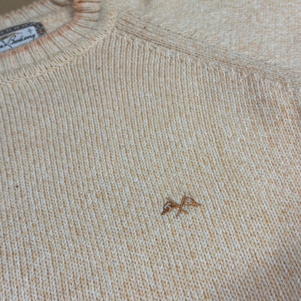 Vintage Thomas Burberry orange knitted sweatshirt – Close-up 1