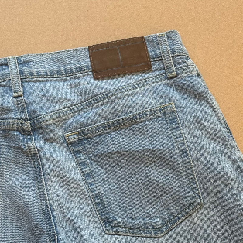 Detailansicht: Sourced limited accessories and clothes Vintage Tommy Hilfiger straight leg jeans – Logo, Nähte oder Material