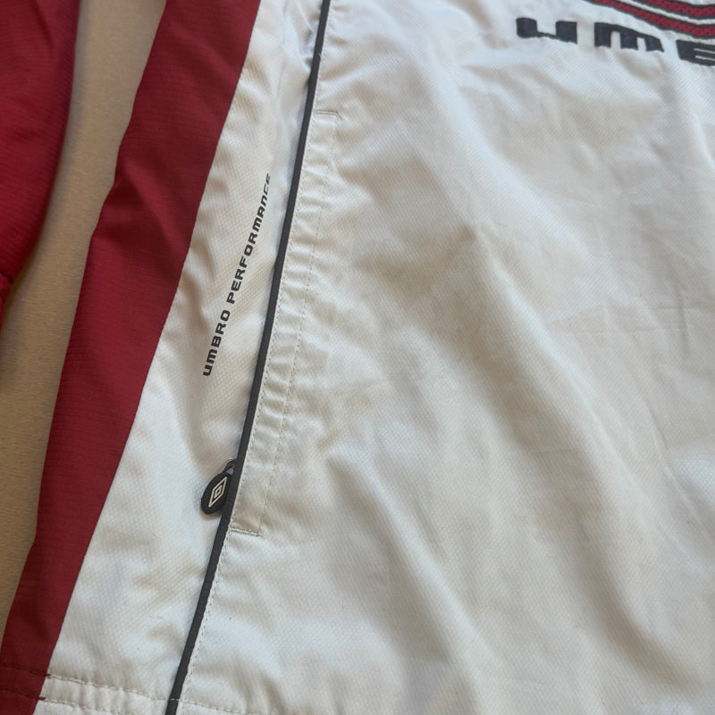 Detailansicht: Sourced limited accessories and clothes Vintage Umbro streetwear rain jacket – Logo, Nähte oder Material