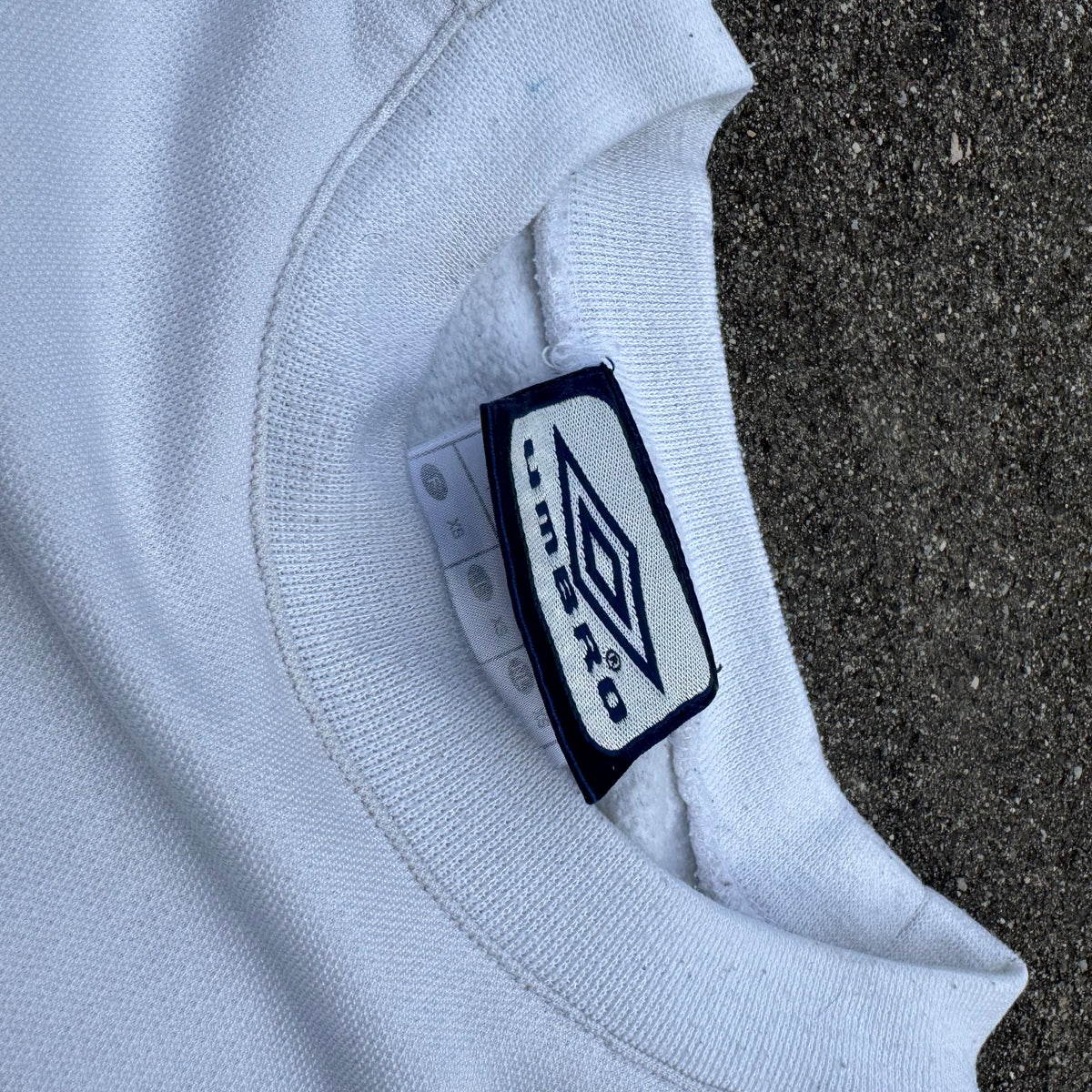 Vintage Umbro white sweatshirt 90s – Close-up 3