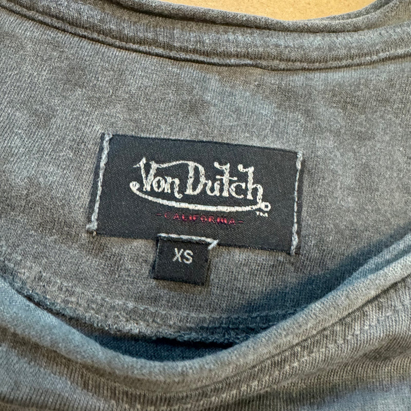 Detailansicht: Sourced limited accessories and clothes Von Dutch sleeveless t-shirt in vintage style – Logo, Nähte oder Material