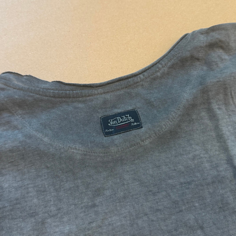 Detailansicht: Sourced limited accessories and clothes Von Dutch sleeveless t-shirt in vintage style – Logo, Nähte oder Material