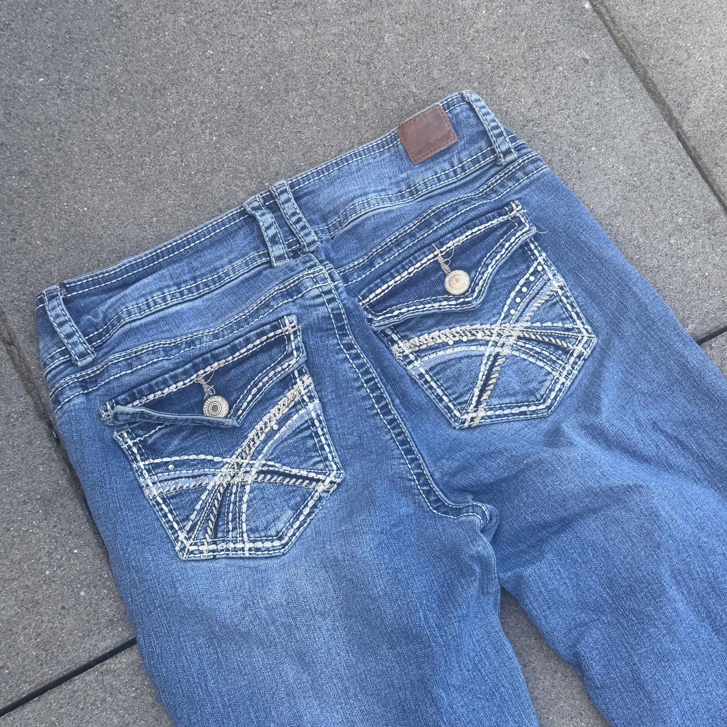 Wallflower y2k bootcut retro jeans – Close-up 1