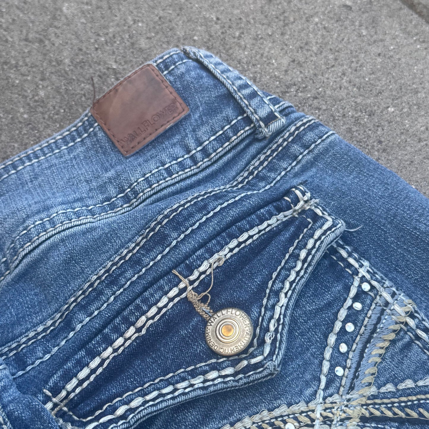 Wallflower y2k bootcut retro jeans – Close-up 2
