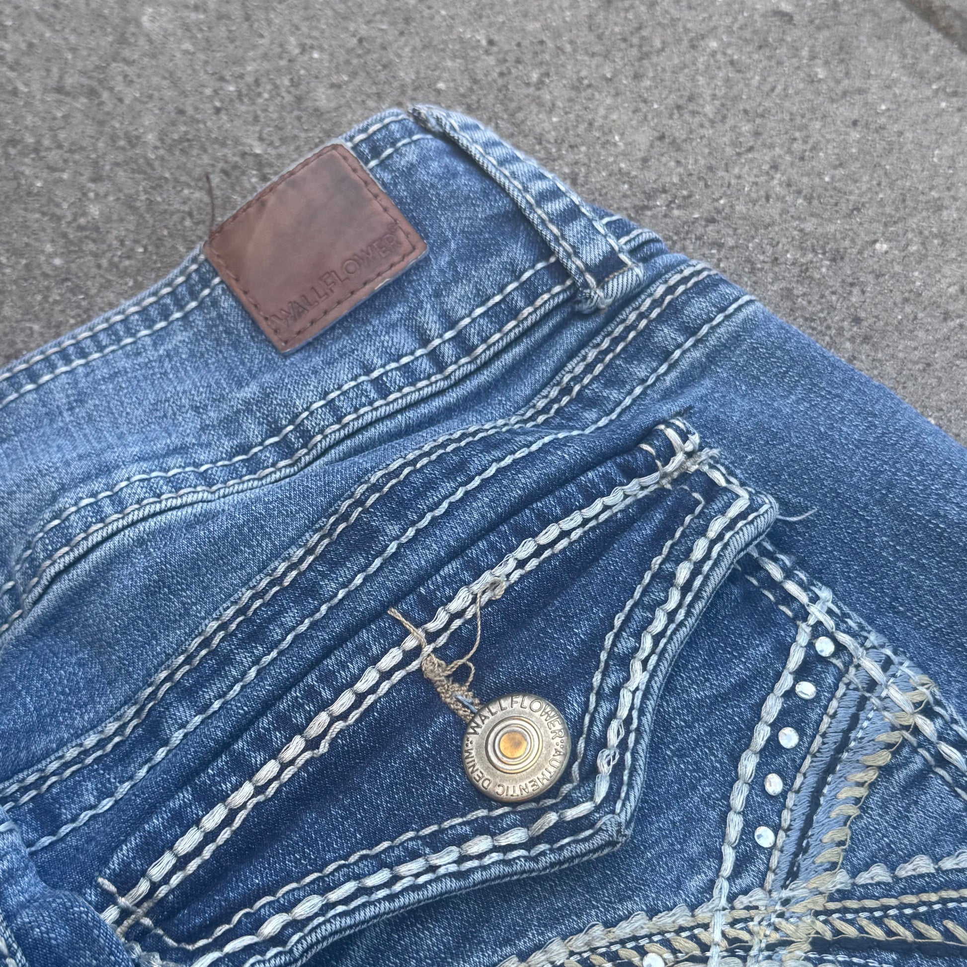 Wallflower y2k bootcut retro jeans – Close-up 2