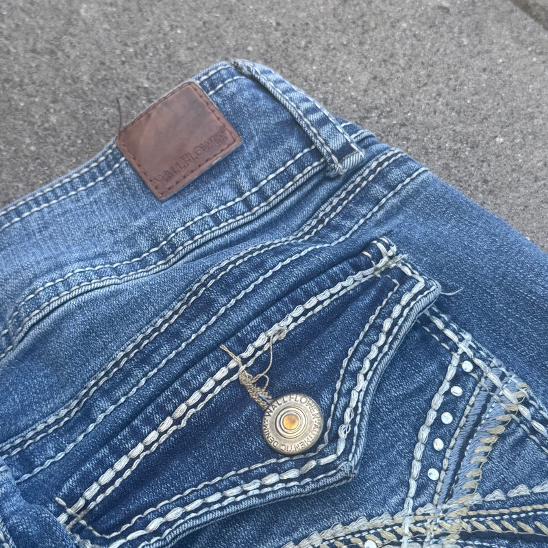 Detailansicht: Sourced limited accessories and clothes Wallflower y2k bootcut retro jeans – Logo, Nähte oder Material