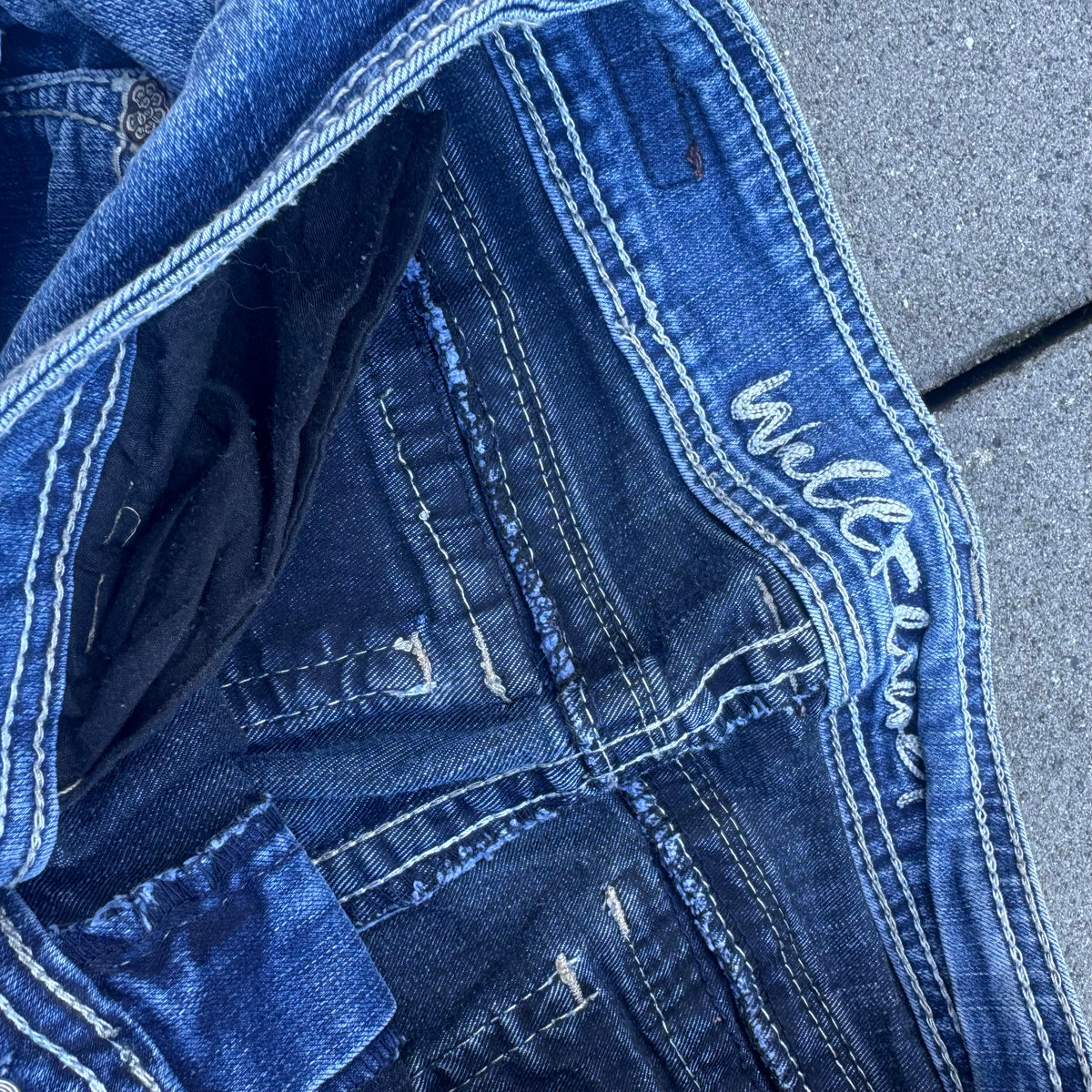 Wallflower Y2K vintage wide leg jeans – Close-up 6
