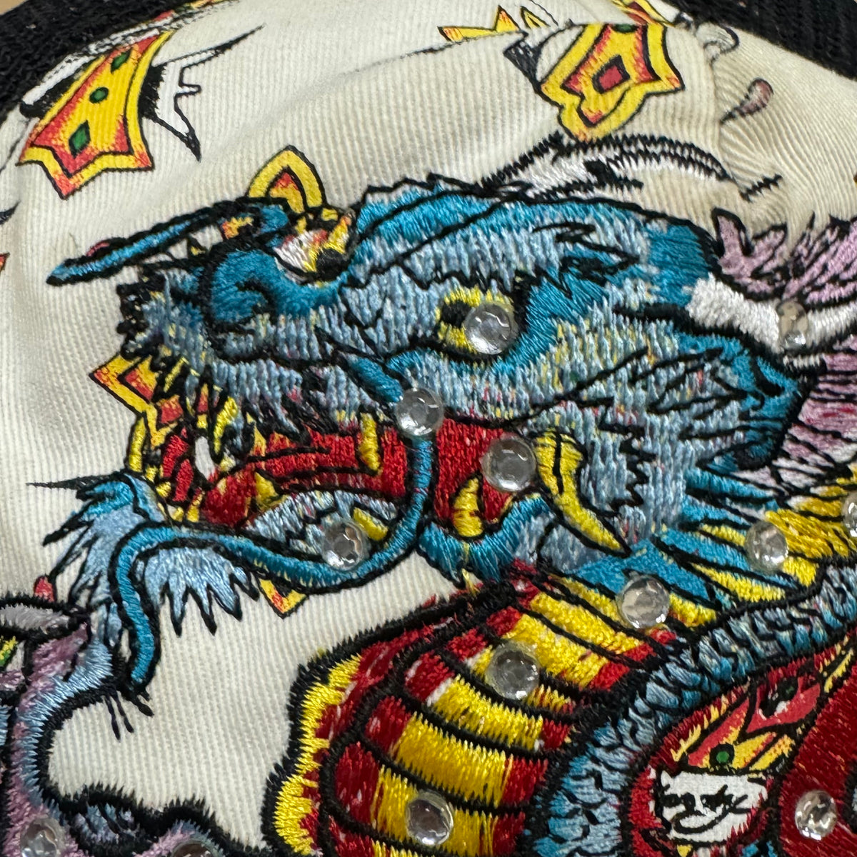 White Ed Hardy cap dragon – Close-up 2