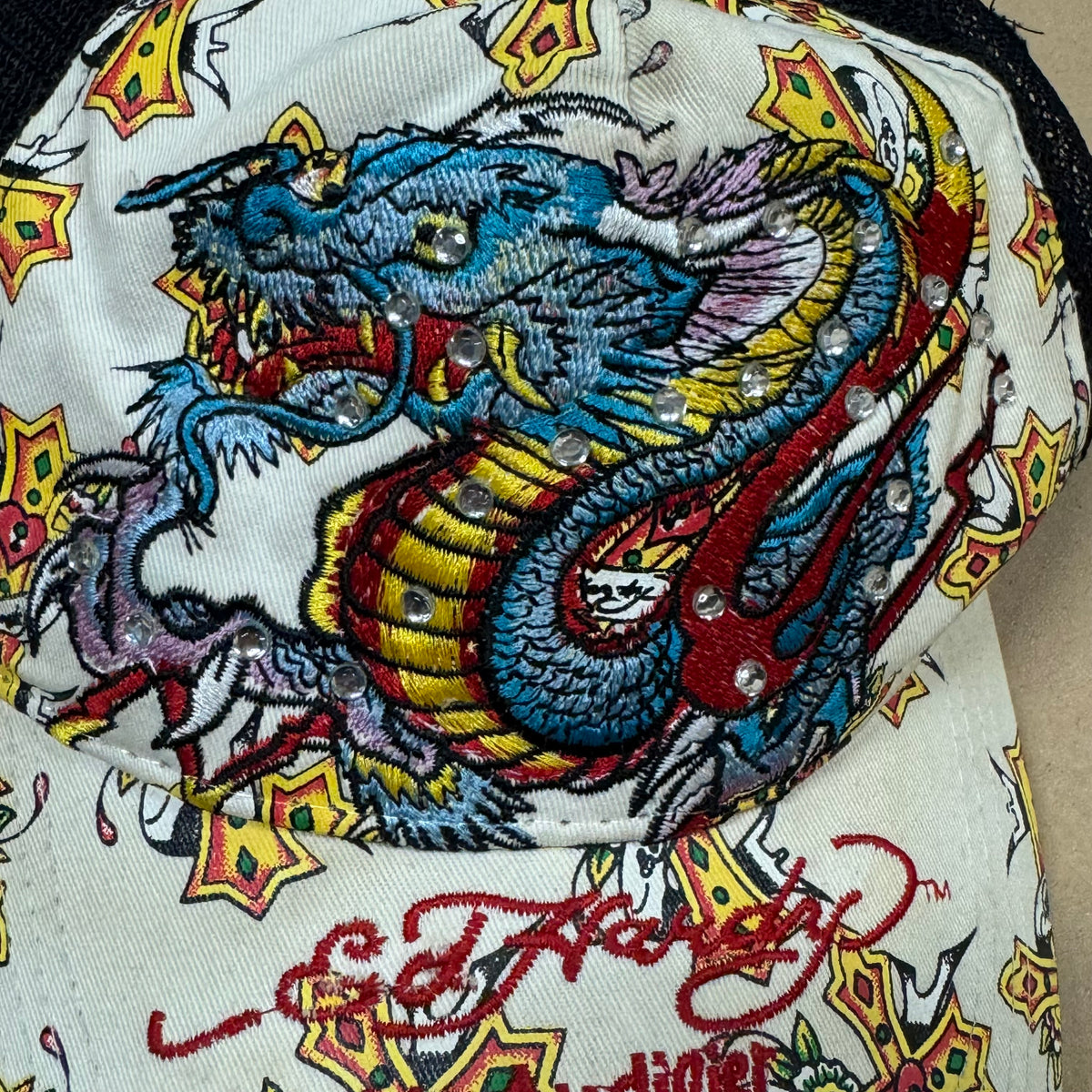 White Ed Hardy cap dragon – Close-up 3