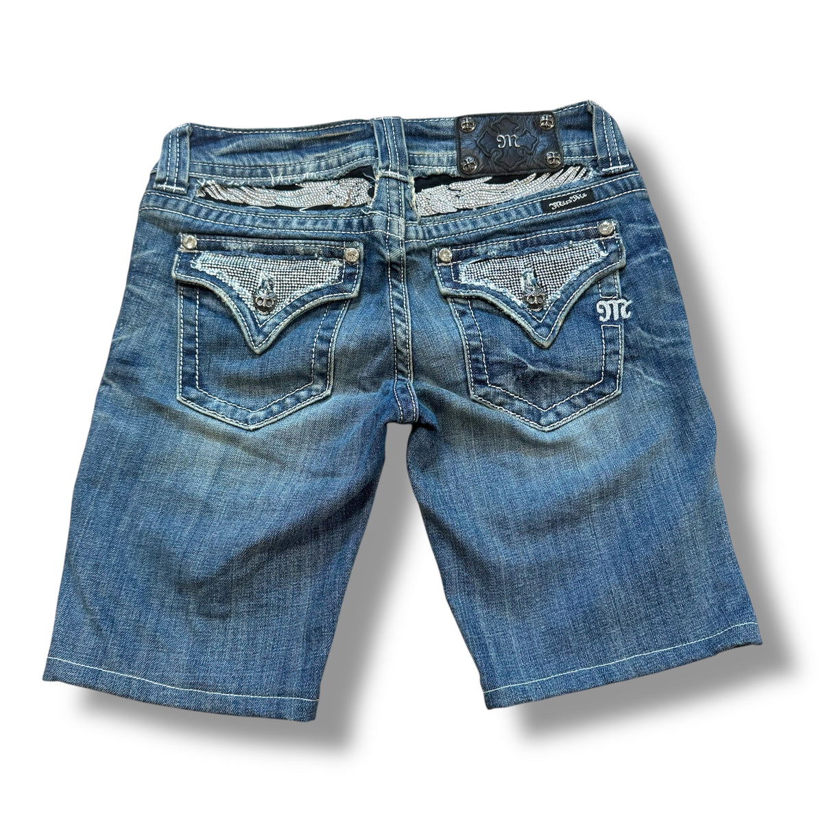 Y2K Miss Me vintage rhinestone shorts – Close-up 1