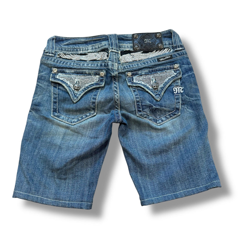Detailansicht: Sourced limited accessories and clothes Y2K Miss Me vintage rhinestone shorts – Logo, Nähte oder Material