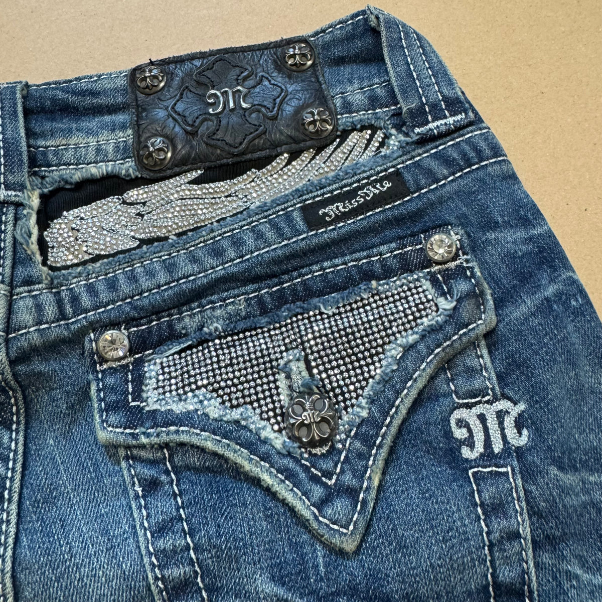 Y2K Miss Me vintage rhinestone shorts – Close-up 2