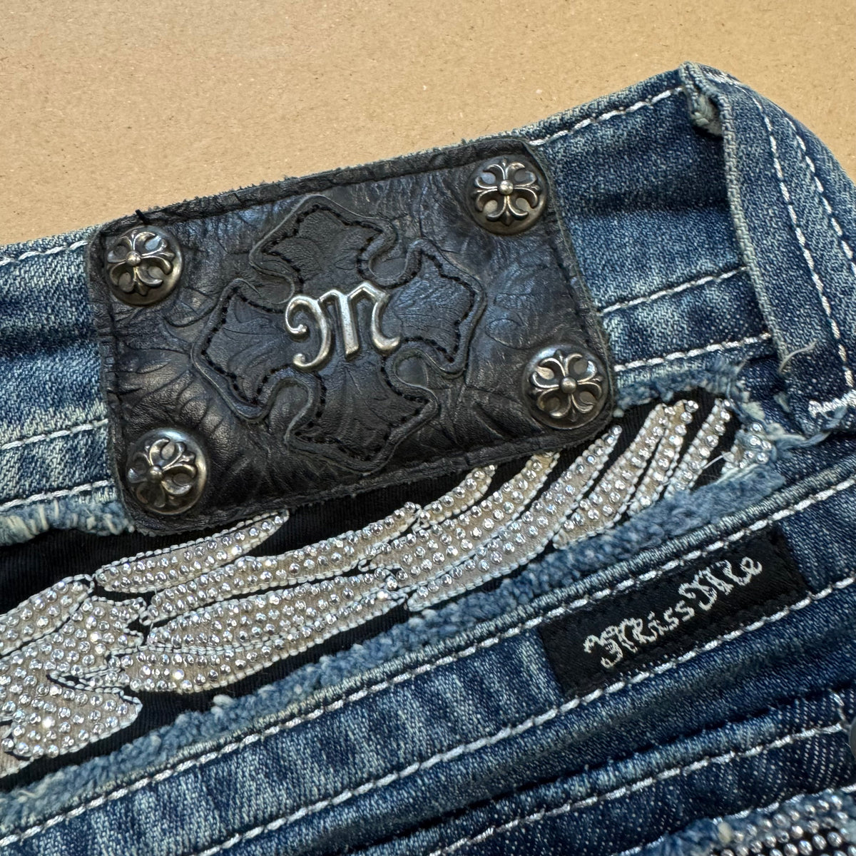 Y2K Miss Me vintage rhinestone shorts – Close-up 3