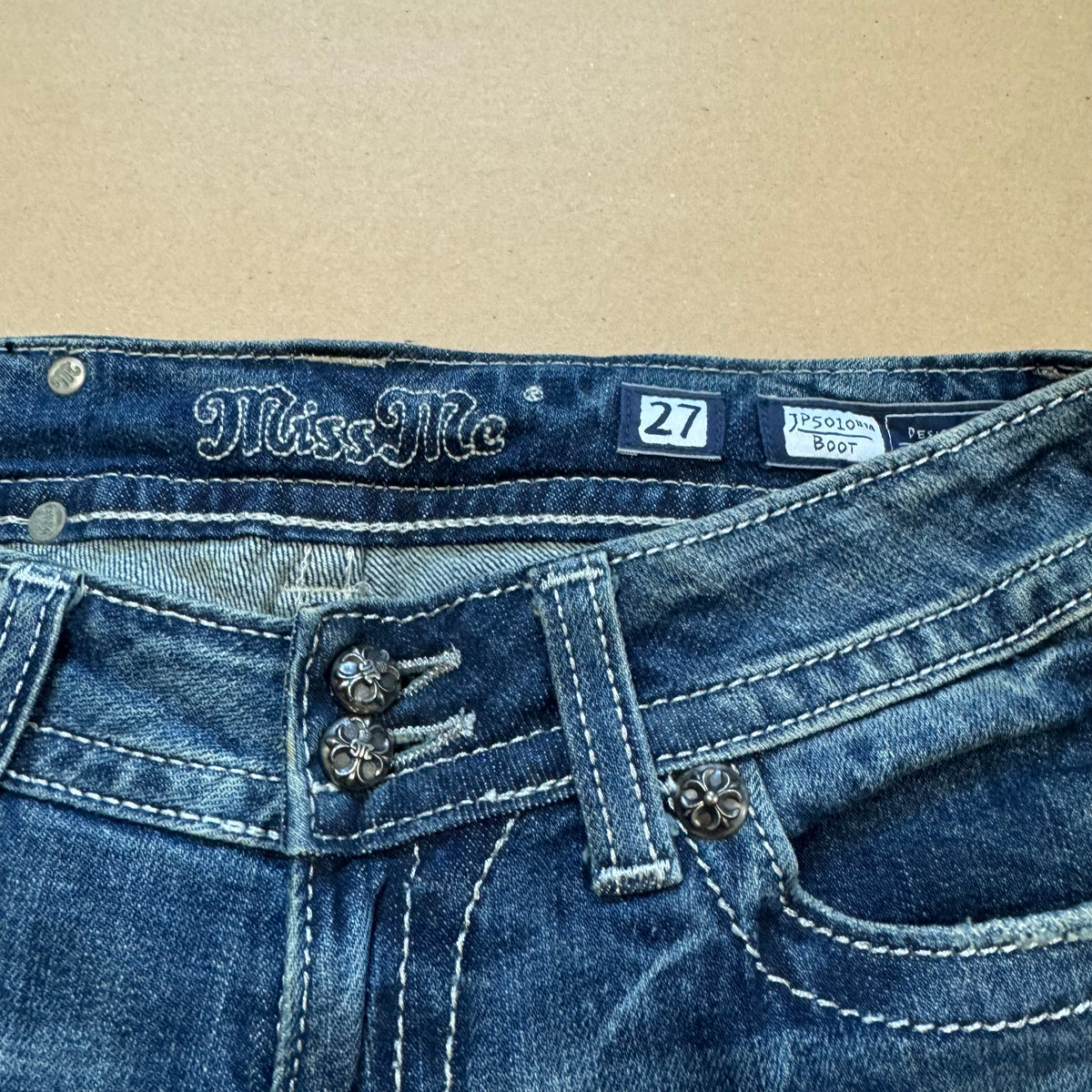 Y2K Miss Me vintage rhinestone shorts – Close-up 5