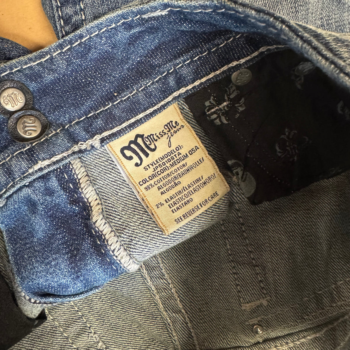 Y2K Miss Me vintage rhinestone shorts – Close-up 9