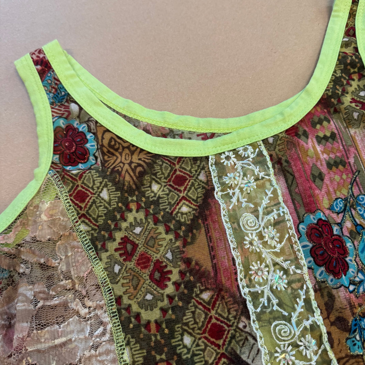 Y2K vintage green floral top – Close-up 1