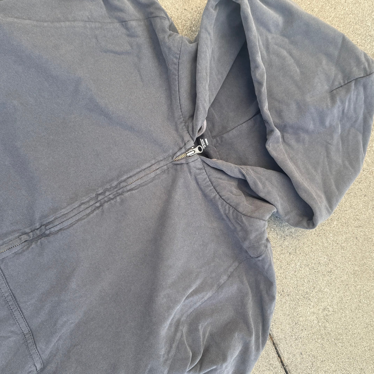 Yeezy Gap grey zip-up hoodie – Close-up 1