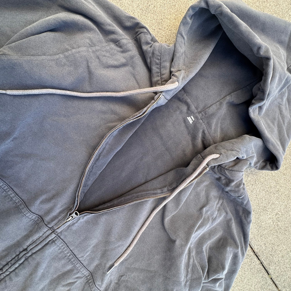 Yeezy Gap grey zip-up hoodie – Close-up 2