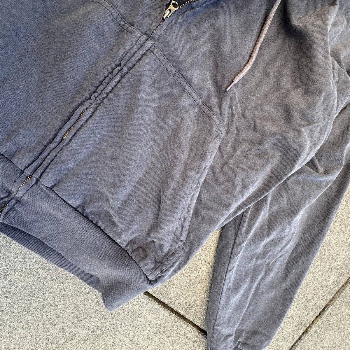 Yeezy Gap grey zip-up hoodie – Close-up 3