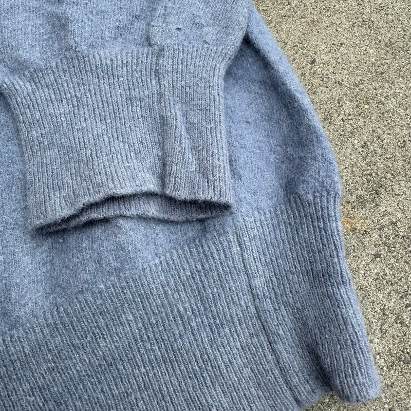 Detailansicht: Sourced limited accessories and clothes Yves Saint Laurent blue wool sweater – Logo, Nähte oder Material