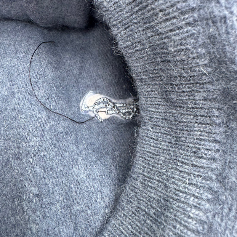 Detailansicht: Sourced limited accessories and clothes Yves Saint Laurent blue wool sweater – Logo, Nähte oder Material