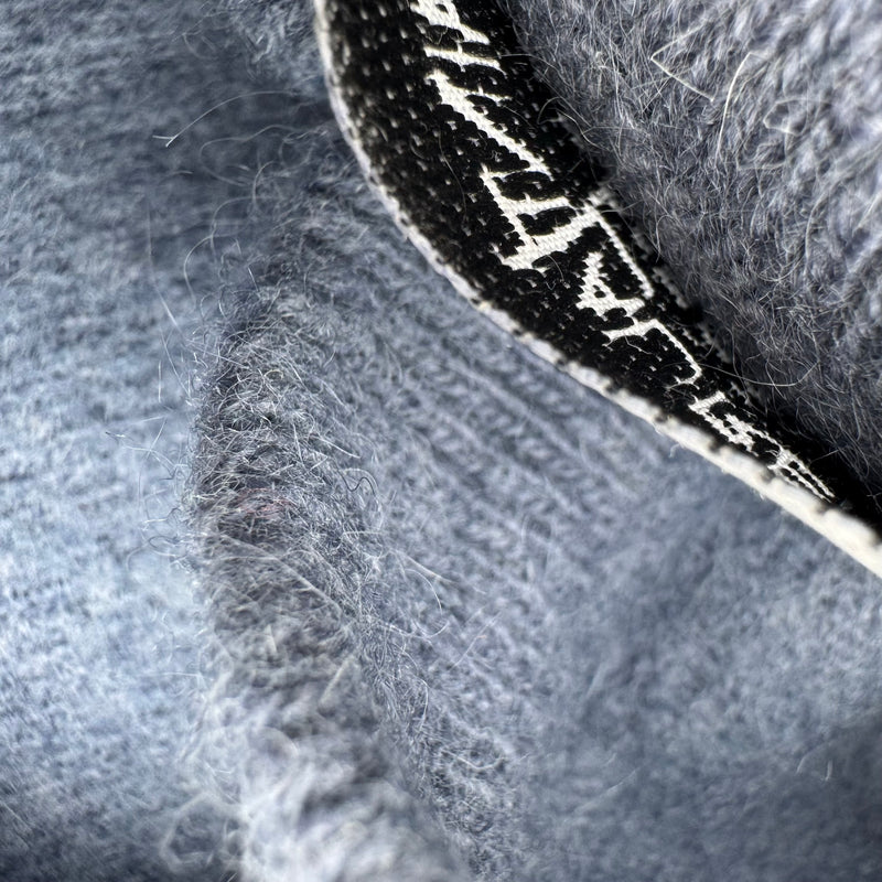 Detailansicht: Sourced limited accessories and clothes Yves Saint Laurent blue wool sweater – Logo, Nähte oder Material