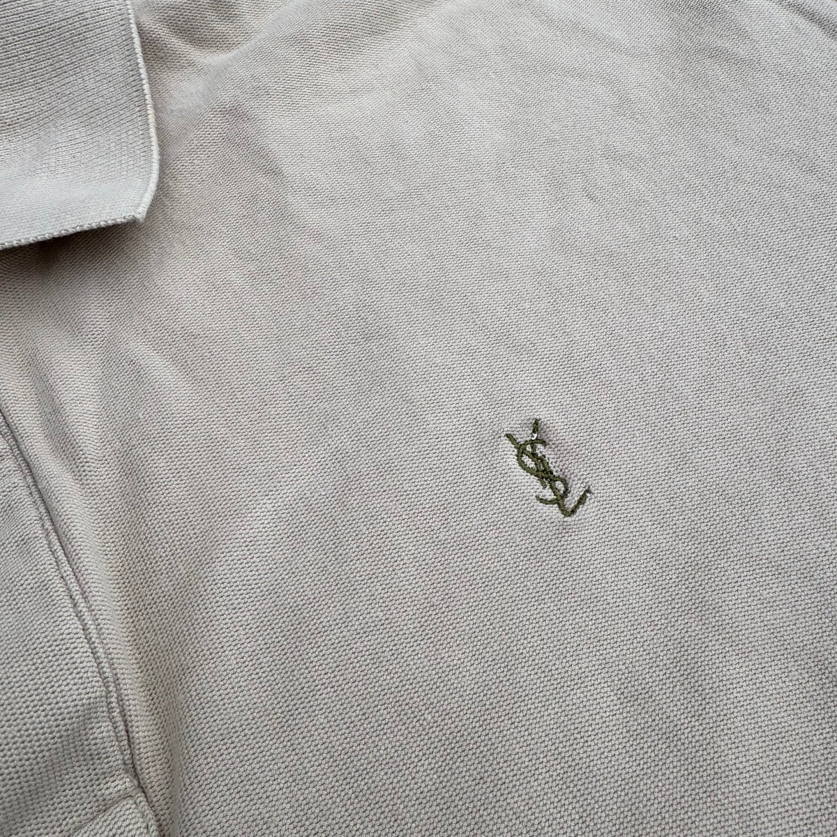 Yves Saint Laurent vintage beige polo – Close-up 1