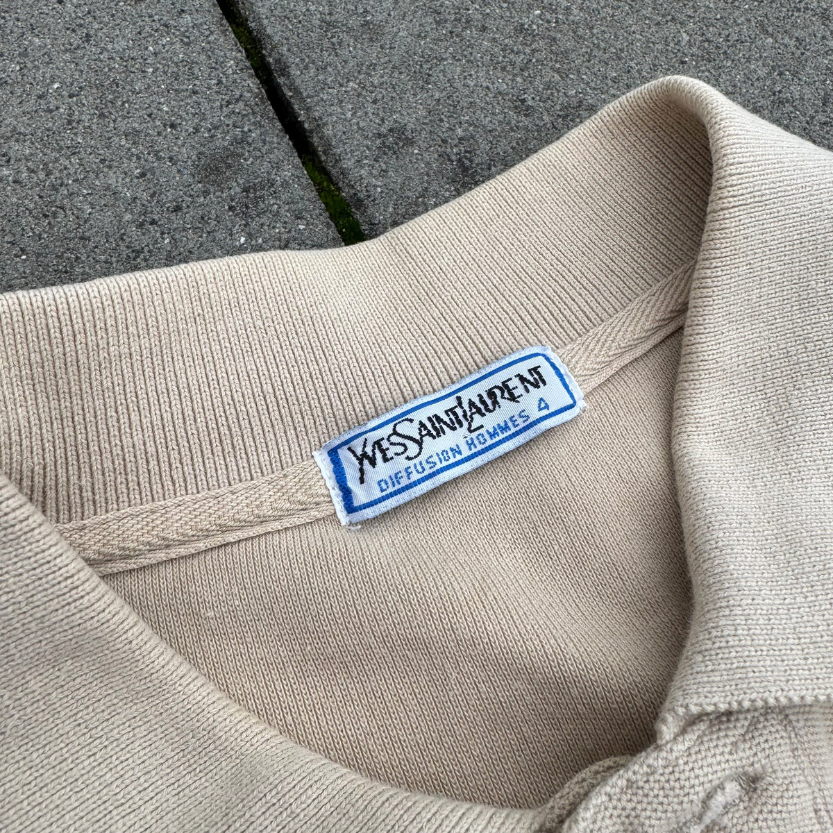 Yves Saint Laurent vintage beige polo – Close-up 2