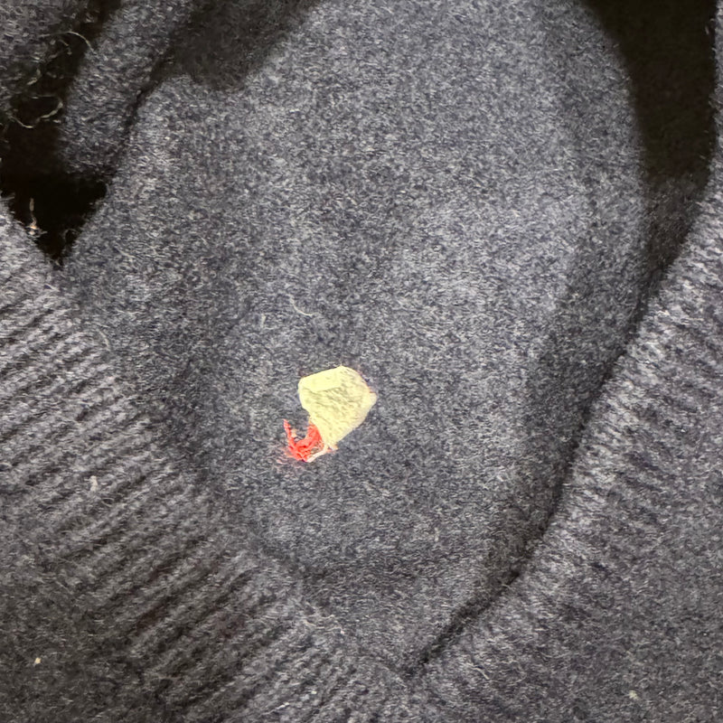 Detailansicht: Sourced limited accessories and clothes Yves Saint Laurent vintage lambswool sweat – Logo, Nähte oder Material