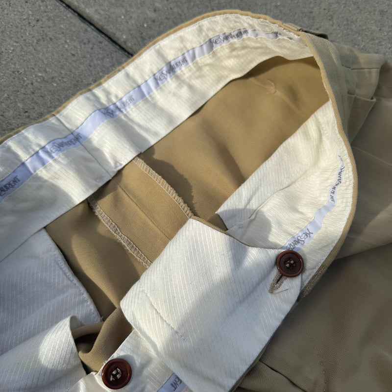 Detailansicht: Sourced limited accessories and clothes Yves Saint Laurent vintage loose chinos – Logo, Nähte oder Material