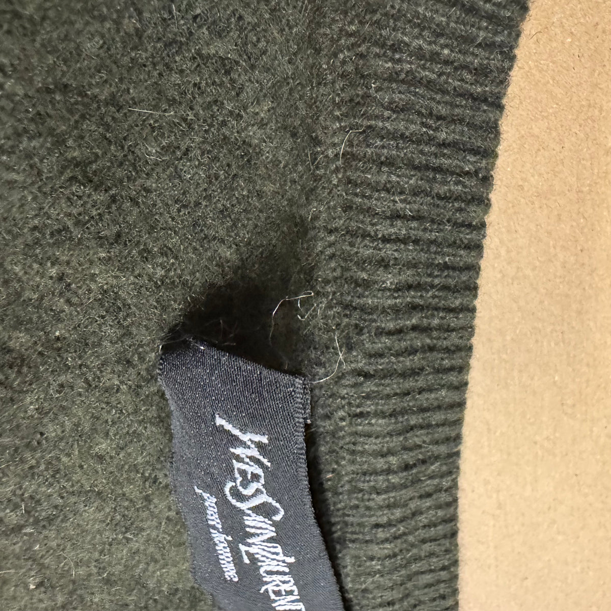 Yves Saint Laurent vintage wool sweatshirt – Close-up 6