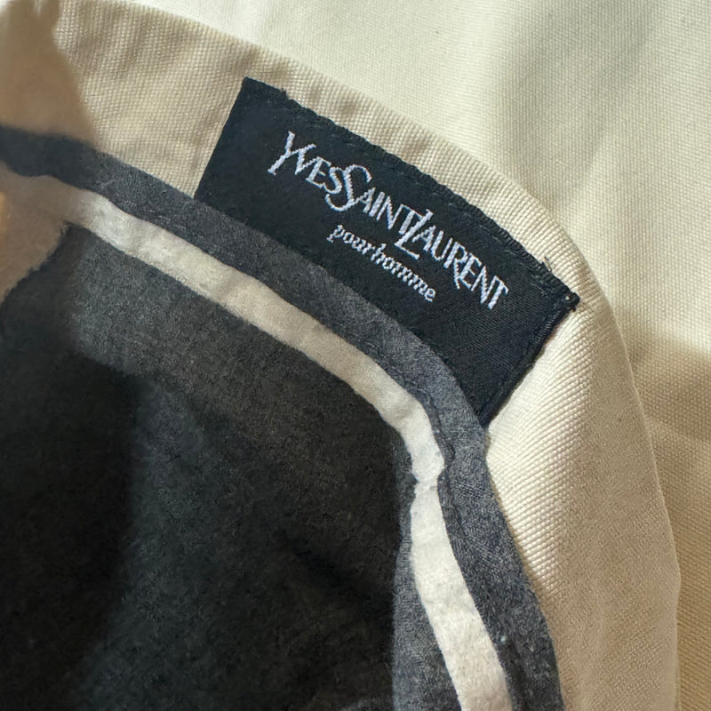 Detailansicht: Sourced limited accessories and clothes Yves Saint Laurent white chino loose pants – Logo, Nähte oder Material