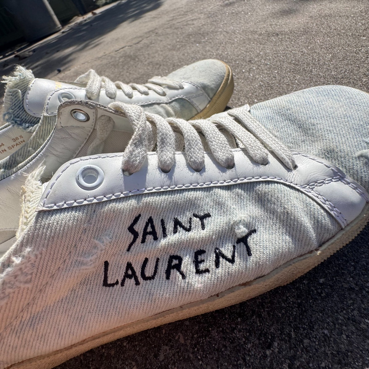Yves Saint Laurent white light sneakers – Close-up 1