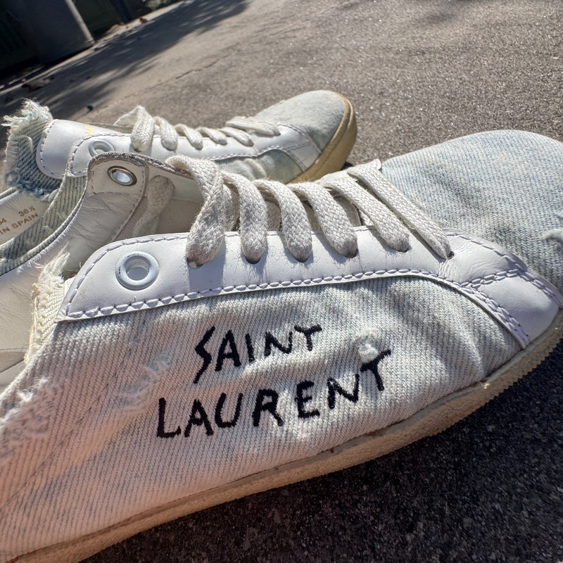Detailansicht: Sourced limited accessories and clothes Yves Saint Laurent white light sneakers – Logo, Nähte oder Material