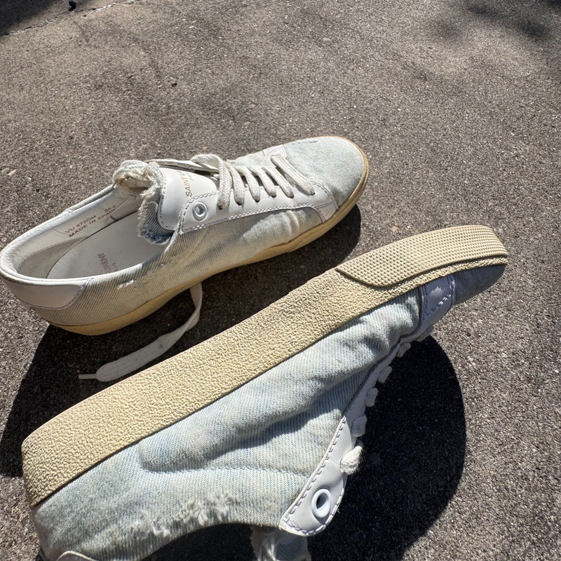 Detailansicht: Sourced limited accessories and clothes Yves Saint Laurent white light sneakers – Logo, Nähte oder Material