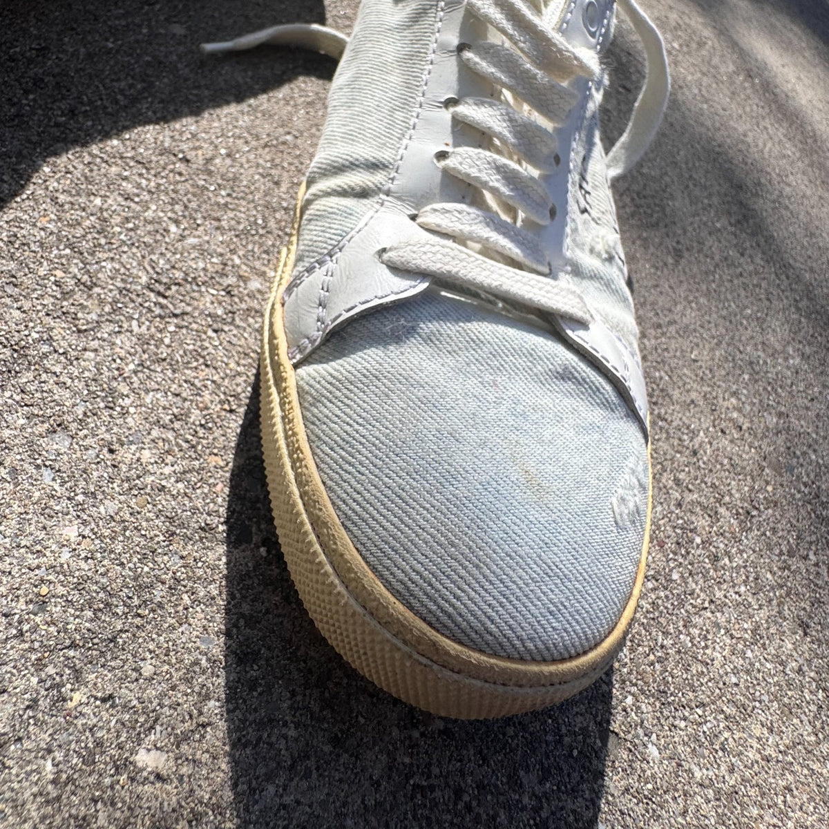 Yves Saint Laurent white light sneakers – Close-up 4