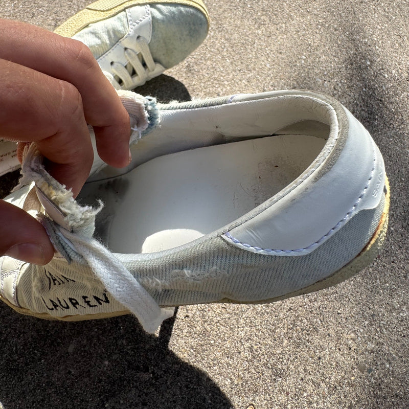 Detailansicht: Sourced limited accessories and clothes Yves Saint Laurent white light sneakers – Logo, Nähte oder Material